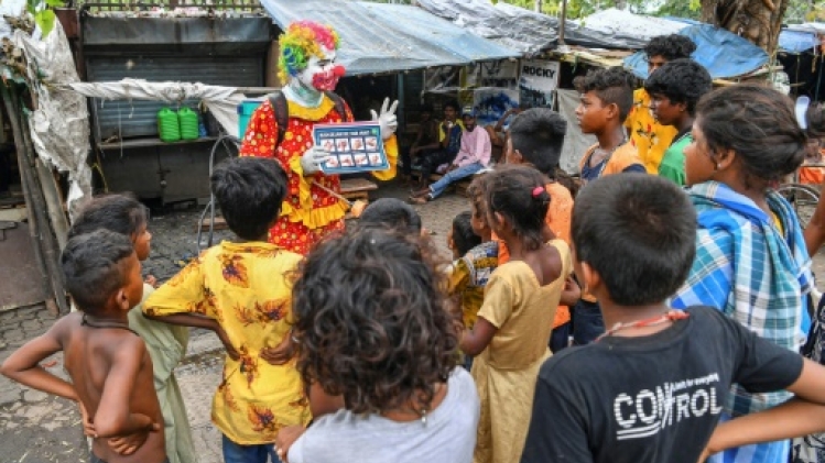 Inde: un clown aide les enfants de Bombay à affronter le Covid