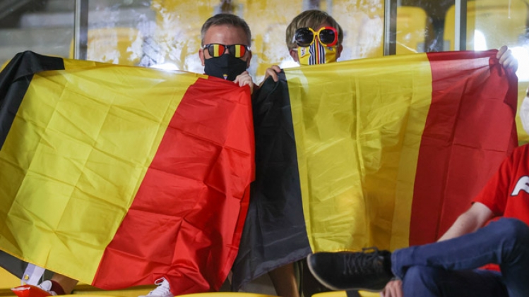 Peut-on mettre un drapeau avec un logo publicitaire à sa fenêtre? Oui, mais...