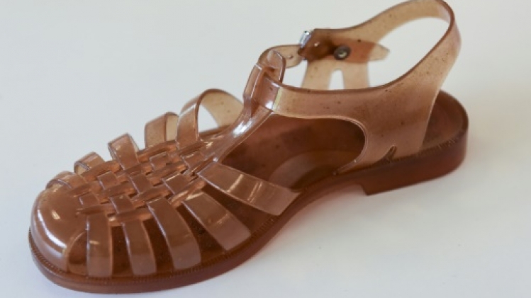 Icône des bords de mer, la sandale en plastique Méduse fête ses 75 ans