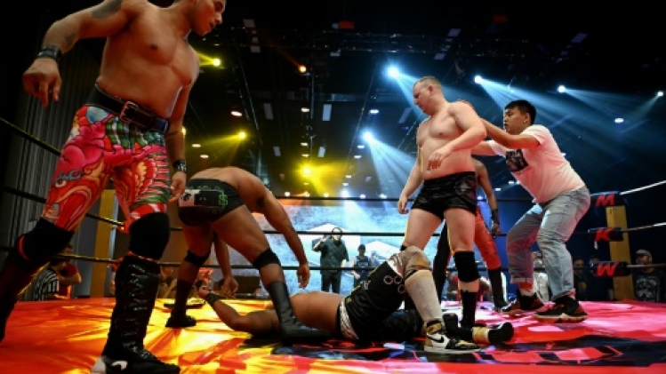 Paillettes et biceps: le catch made in USA veut percer en Chine