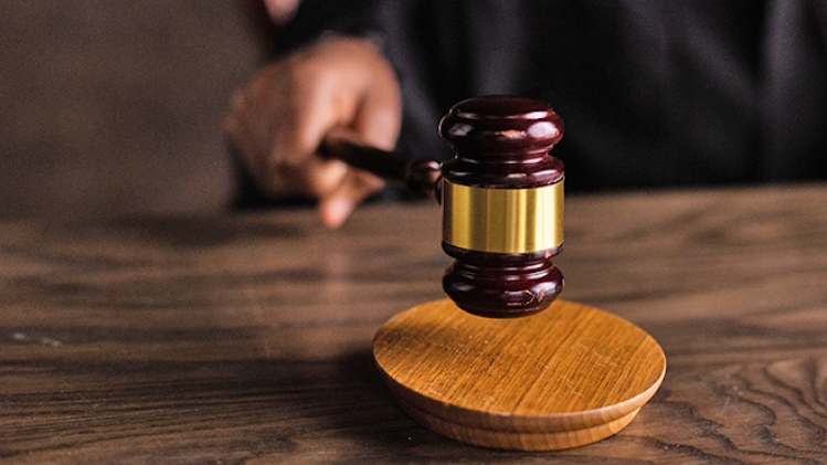 encheres-marteau-pexels