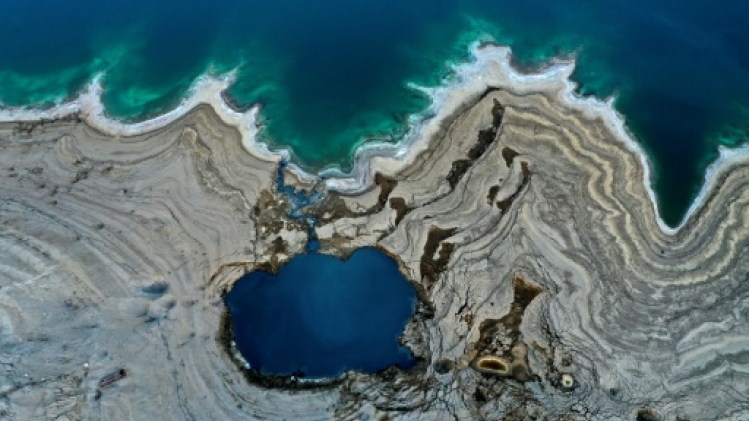 Quand la mer Morte s'efface, de singuliers cratères apparaissent