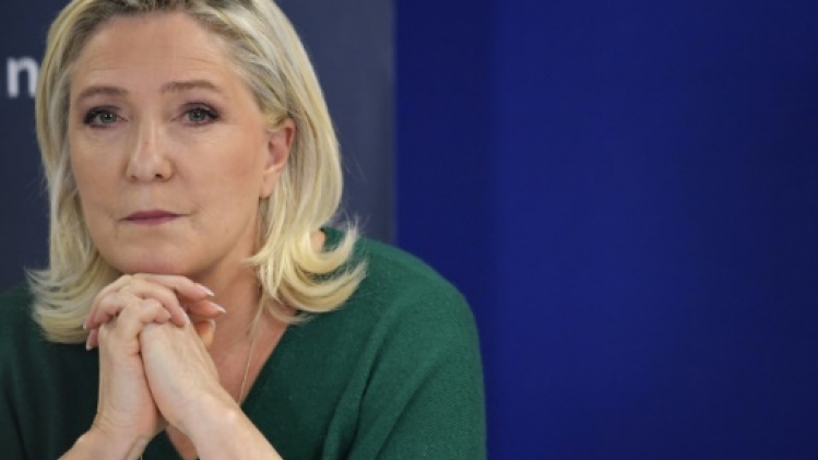 Marine Le Pen en campagne dans l'Outre-mer méprisé