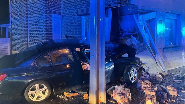Une automobiliste s'encastre dans la façade d'une maison à Auvelais: risque d'effondrement