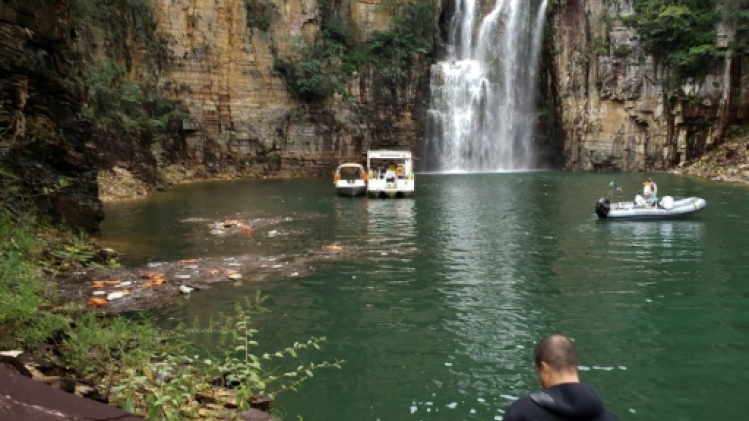Brésil: au moins 7 morts et trois disparus après une chute de rochers dans un lac touristique