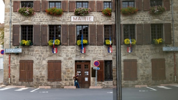 Menaces contre les élus: plus de 500 faits depuis juillet, selon Darmanin