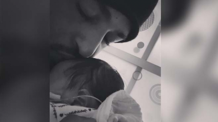 Slimane dévoile une première photo de sa fille: "Tu trouveras dans mes bras  des milliers de je t'aime" | RTL Info