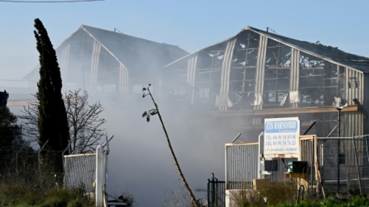 Dans le Sud, l'incendie depuis un mois de tonnes de déchets devient insupportable
