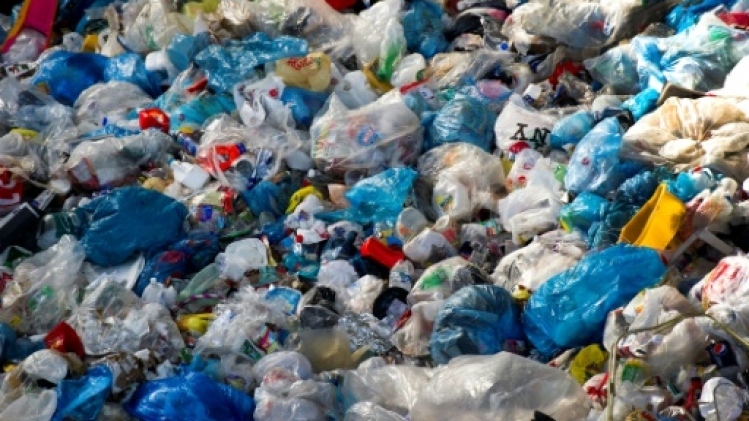 Le recyclage chimique du plastique est une fausse solution, dénonce une ONG