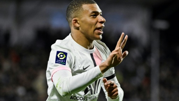 L1: le Paris SG écrase Clermont (6-1) avec des triplés de Mbappé et de Neymar