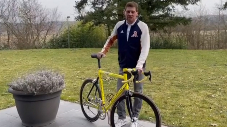 Pour aider les enfants ukrainiens, ce cycliste vend aux enchères sa