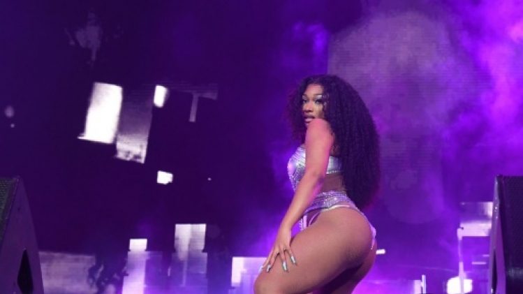 Megan Thee Stallion, Coach des filles sexy, met le feu à Coachella
