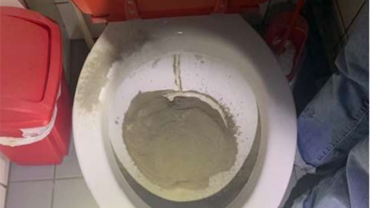 ciment dans les toilettes