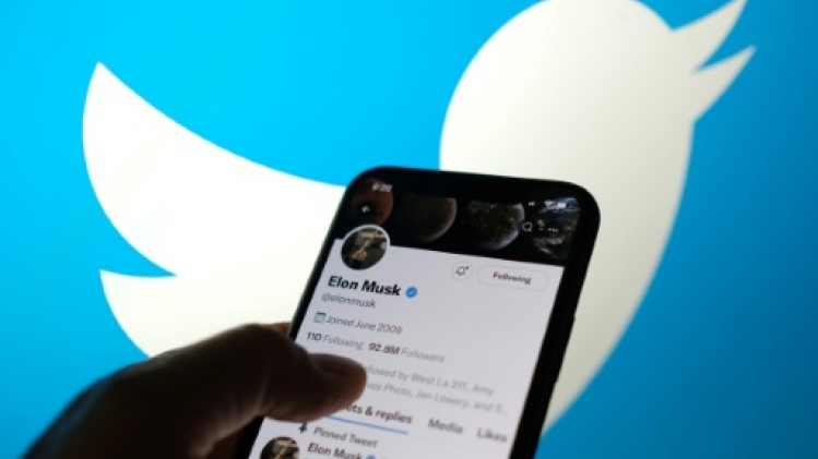 Spams: Twitter défend sa stratégie, Musk répond par un émoji en forme de crotte