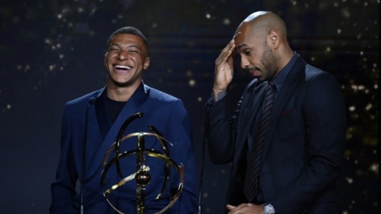 Moeder van Mbappé bevestigt dat haar zoon overeenkomst heeft met PSG en Real Madrid