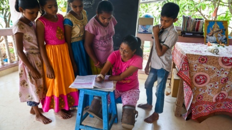 Amputée des quatre membres, une institutrice indienne dit avoir survécu grâce à l'enseignement