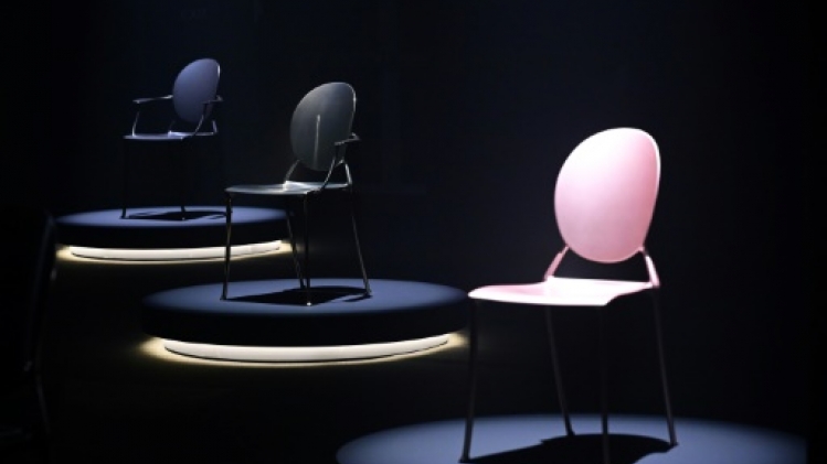 Philippe Starck réinvente la chaise médaillon, icône de Christian Dior