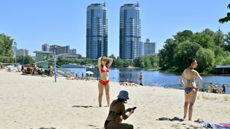 Sur les plages de Kiev, on essaie d'oublier la guerre