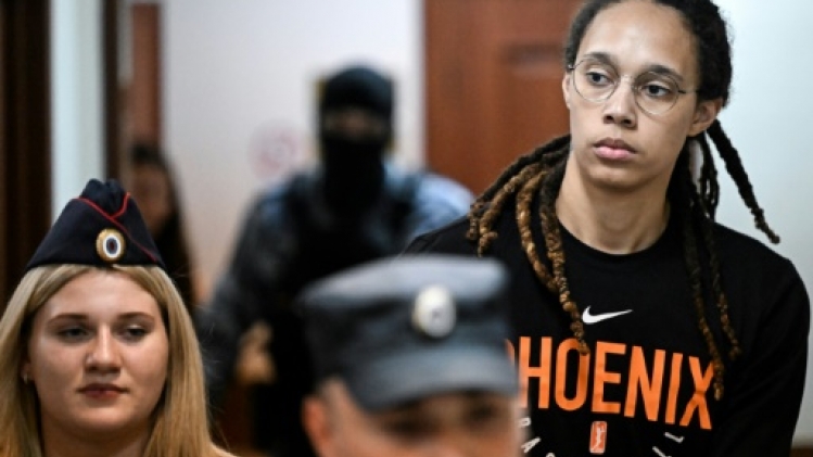 La star du basket Griner dit avoir apporté du cannabis par inadvertance en Russie