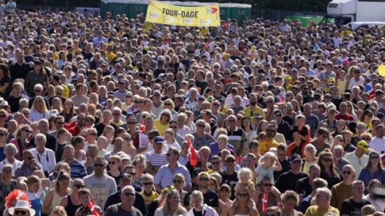 Jonas Vingegaard accueilli par 20.000 personnes pour son retour au village