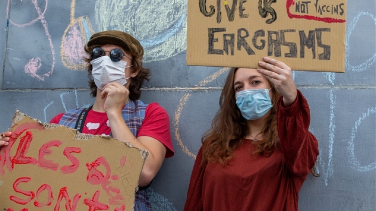 Samedi matin, une violente explosion, probablement causée par une fuite de gaz, a fait trois morts, deux sapeurs-pompiers et une touriste espagnole, dans un quartier central de la capitale, au 6 rue de Trévise (IXe arrondissement).