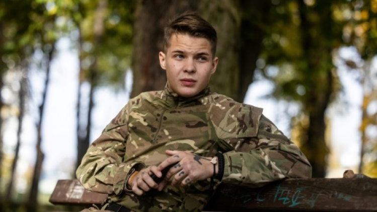 Un jeune Bélarusse revient du front en Ukraine avec des éclats d'obus dans les jambes, mais sans regret