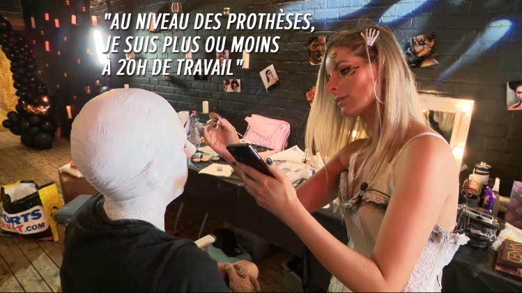 Laeticia en plein maquillage