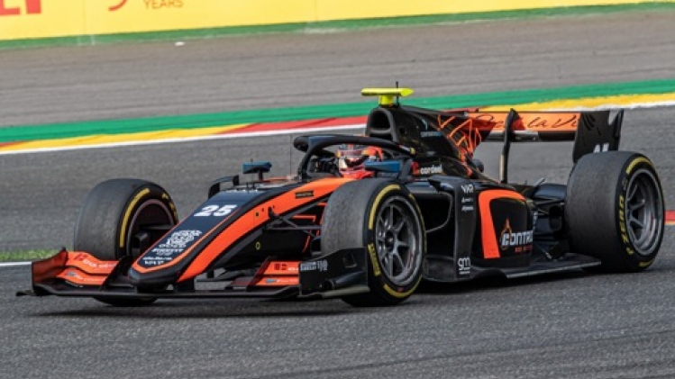 Amaury Cordeel abandonne le Feature Race, Zak O'Sullivan l'emporte