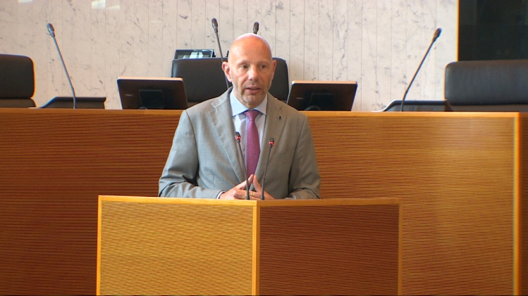 Business class, hôtel luxueux: la facture salée d'un voyage du greffier du Parlement wallon à Dubaï