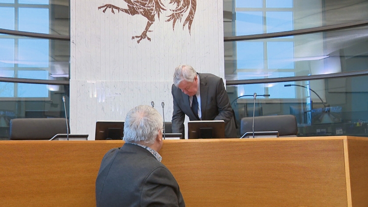 Je n'ai pas voulu m’asseoir à ta place: notre caméra filme un moment embarrassant au parlement entre Marcourt et Frédéric