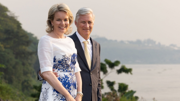 Robe jaune, blazer bleu, top blanc: le style de la reine Mathilde passé à la loupe