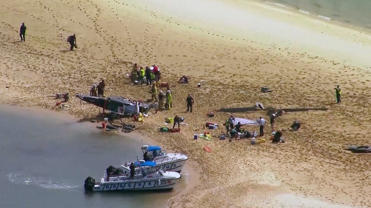 Une collision en vol entre deux hélicoptères fait 4 morts en Australie: l'un d'eux atterrit sur un banc de sable