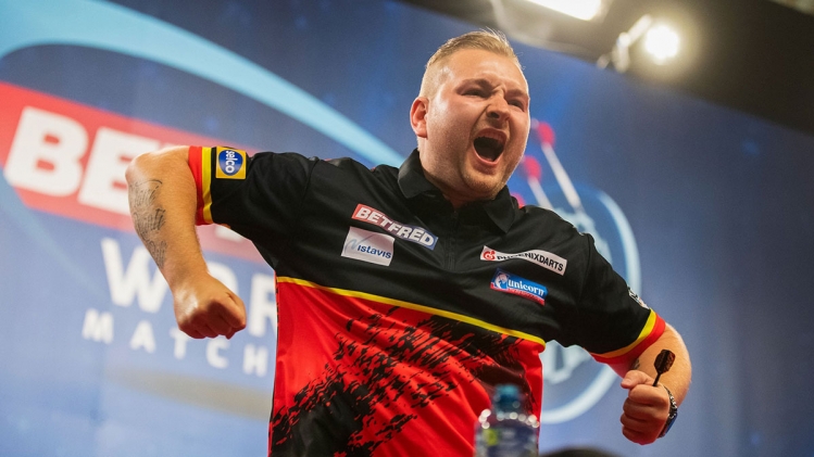 Je suis si fier !: après sa victoire historique, le joueur de fléchettes belge Dimitri Van den Bergh se lâche totalement (vidéo)