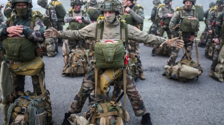 Des centaines de paras largués dans le sud de la France pour un vaste exercice militaire