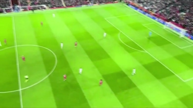 Trois fans de foot s'introduisent sur le toit du stade d'Anfield pour assister à un match de foot.