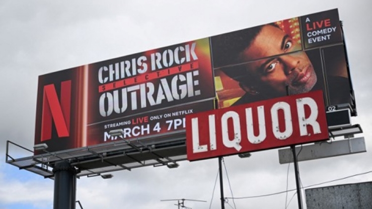 Un an après avoir été giflé par Will Smith, Chris Rock riposte sur Netflix