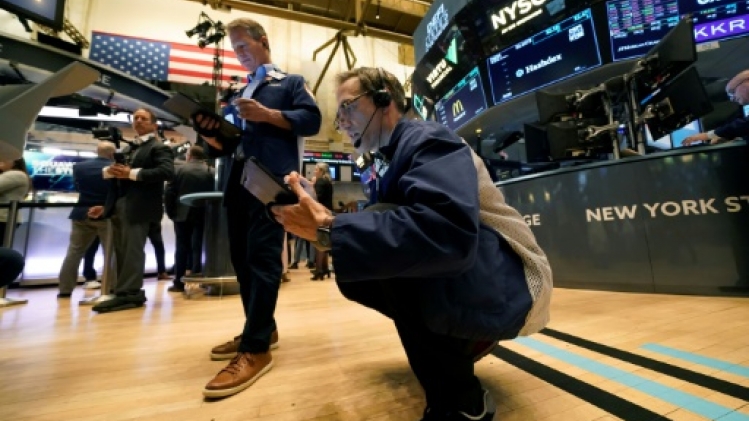 Wall Street dans le rouge après une modeste hausse des taux de la Fed