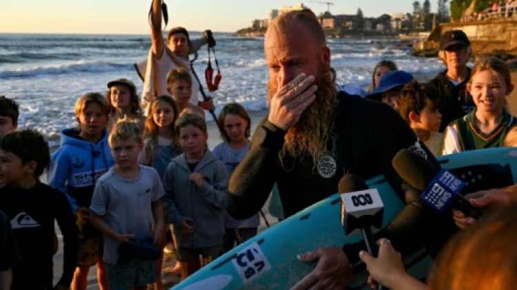 L'Australien Blake Johnston bat le record de la plus longue session de surf