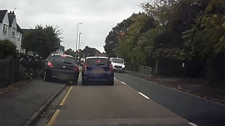 Un conducteur voulant dépasser dangereusement un autre