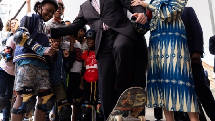 Le roi Philippe s'est initié au skateboard avec des enfants de Johannesbourg