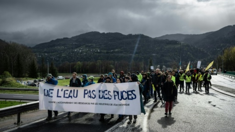 Ressource en eau : 800 personnes manifestent devant STMicroelectronics en Isère