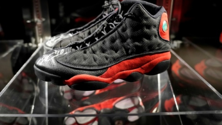 Une paire de baskets portée par Michael Jordan vendue 2,2 millions de dollars, un record