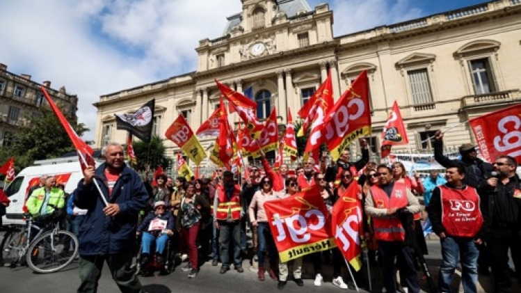 Macron propose aux syndicats de les recevoir mardi