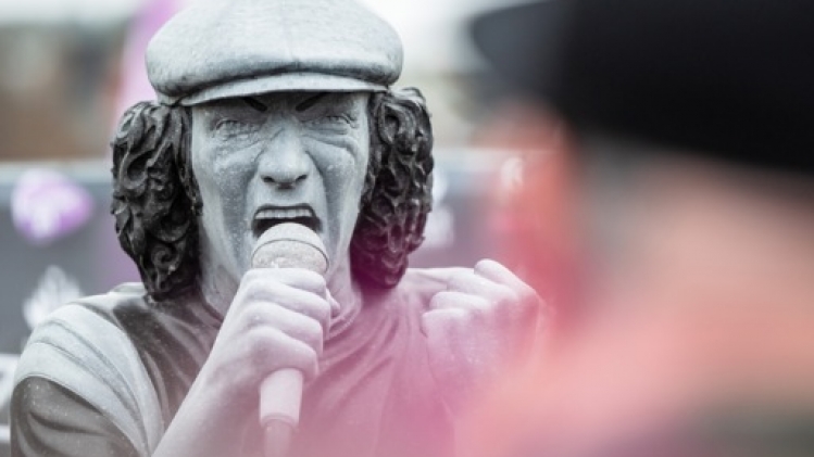 L'esplanade AC/DC et une statue de Brian Johnson officiellement inaugurés à Namur