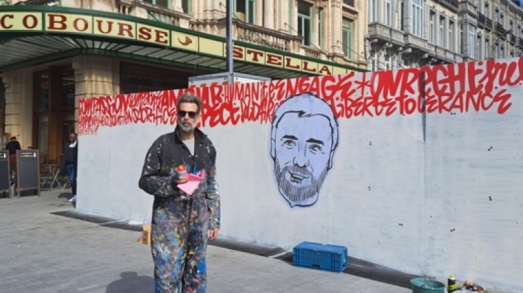 Une fresque participative éphémère en soutien à Olivier Vandecasteele devant la Bourse