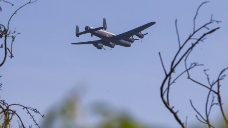 Un bombardier Lancaster de la Seconde Guerre mondiale jeudi dans le ciel belge