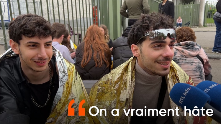 Des fans qui attendent le concert