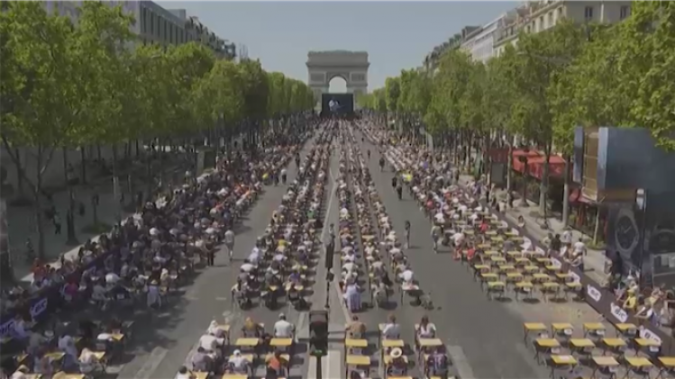 Une dictée géante sur les Champs-Élysées: 1.700 personnes relèvent le défi