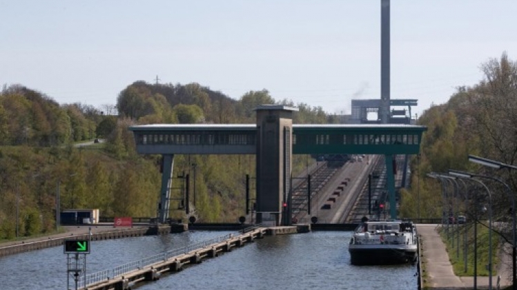 Une porte du plan incliné de Ronquières est tombée : le trafic fluvial interrompu