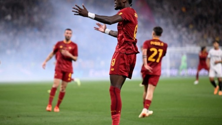 L'attaquant anglais de l'AS Rome, Tammy Abraham, gravement blessé au genou droit